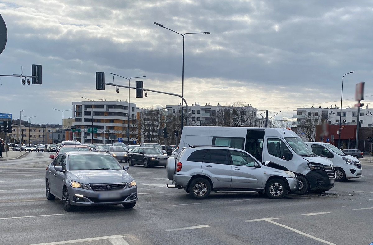 Skrzyżowanie an którym odbywa się ruch pojazdów