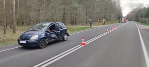 samochód rozbity stojący przy drodze