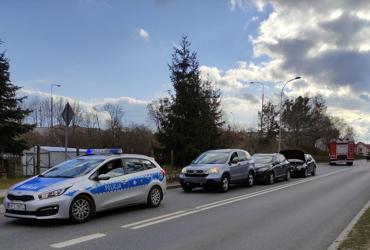 pojazdu ustawione wzdłuż drogi po zderzeniu