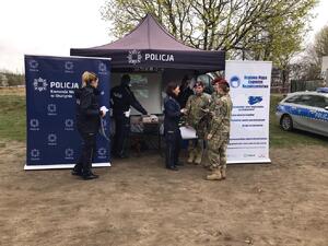 Policjanci na pikniku militarnym