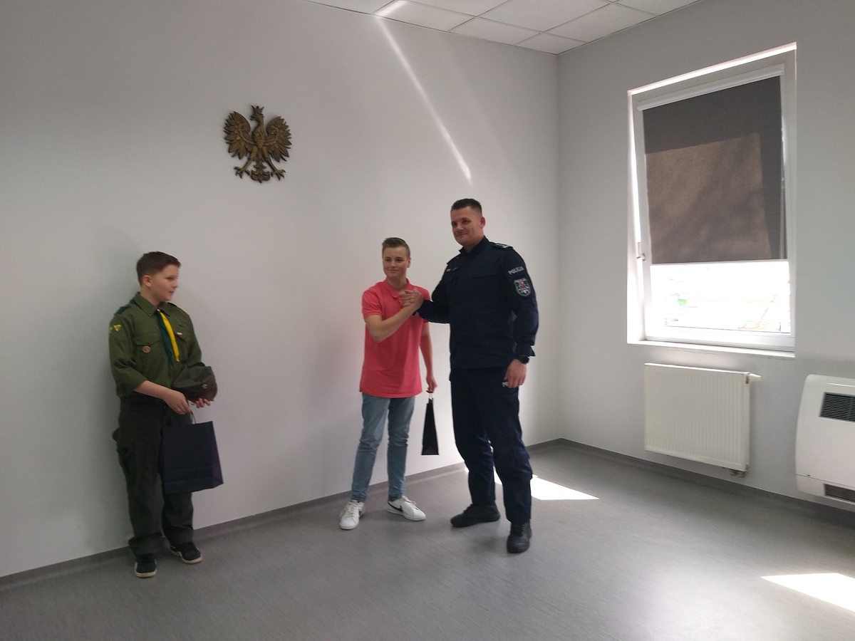 Komendant Powiatowy Policji w Szczytnie, insp. Radosław Drach podziękował Bartłomiejowi i Mateuszowi za ich godną postawę obywatelską