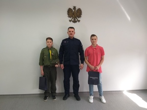 Komendant Powiatowy Policji w Szczytnie, insp. Radosław Drach podziękował Bartłomiejowi i Mateuszowi za ich godną postawę obywatelską