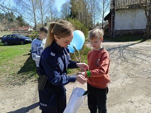 policjanci rozdawali dla dzieci balony i odblaski