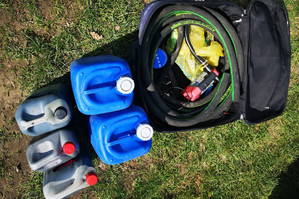 Zabezpieczona torba ze sprzętem służącym do popełnienia przestępstwa i pojemniki na paliwo