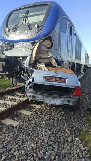 Pociąg i samochód na miejscu wypadku