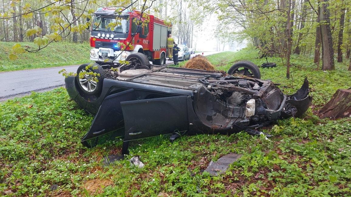 miejsce zdarzenia, uszkodzone auto i urwane koło