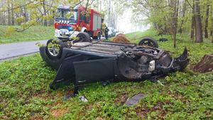 miejsce zdarzenia, uszkodzone auto i urwane koło