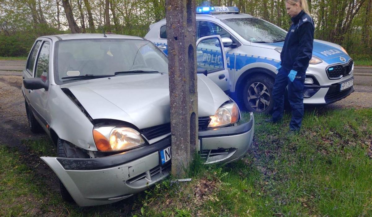 Samochód który uderzył w słup oświetleniowy