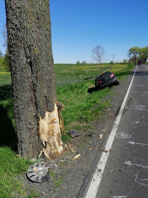 miejsce zdarzenia i uszkodzone auto