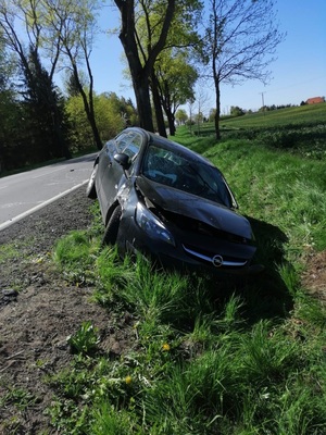 miejsce zdarzenia i uszkodzone auto