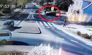 Zrzut ekranu z monitoringu, na którym widać moment zdarzenia