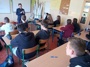 Policjantka podczas spotkania z ósmoklasistami