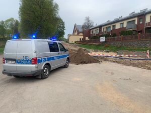 policja zabezpiecza miejsce niewybuchu