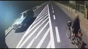 na zdjęciu widać rowerzystkę zaraz przed potrąceniem