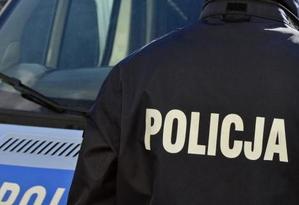 napis policja na plecach kurtki