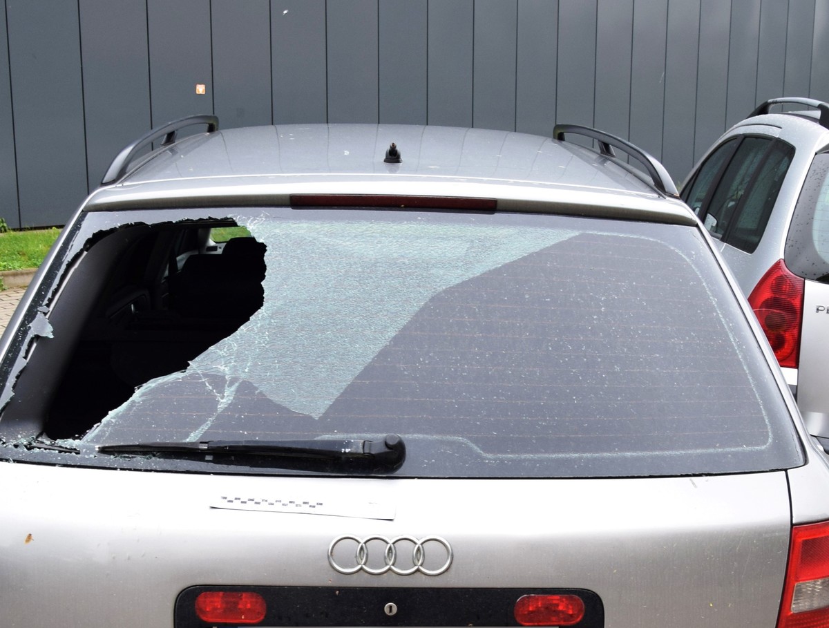 zniszczone auto z wybitą szybą