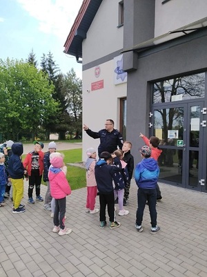 Dzieci z wizytą na Posterunku Policji w Dubeninkach