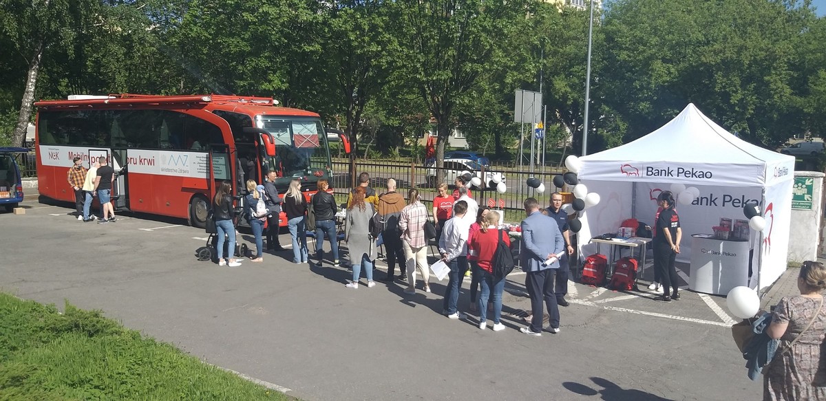 Uczestnicy podczas oddawania krwi