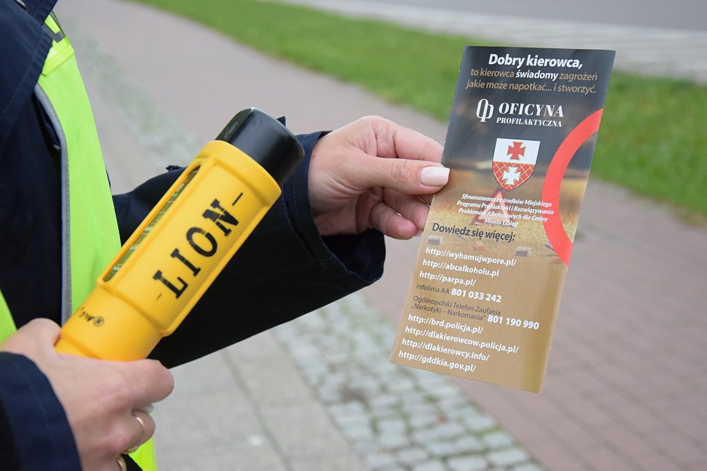 policjanci podczas akcji profilaktycznej i badanie trzeźwości