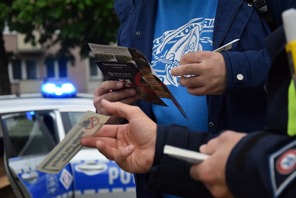 policjanci podczas akcji profilaktycznej i badanie trzeźwości