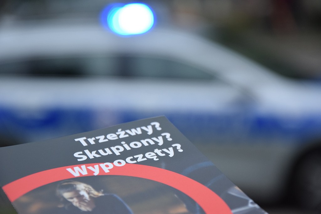 policjanci podczas akcji profilaktycznej i badanie trzeźwości