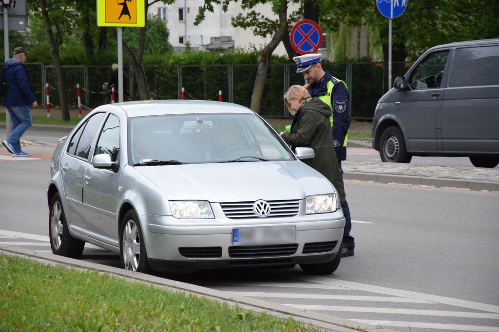 policjanci podczas akcji profilaktycznej i badanie trzeźwości