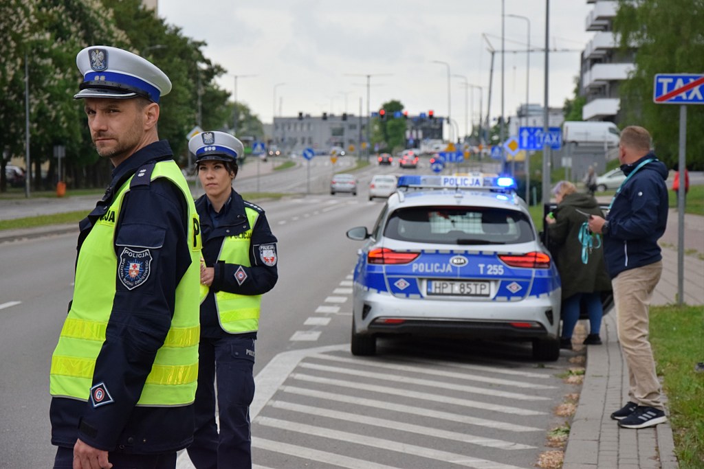 policjanci podczas akcji profilaktycznej i badanie trzeźwości