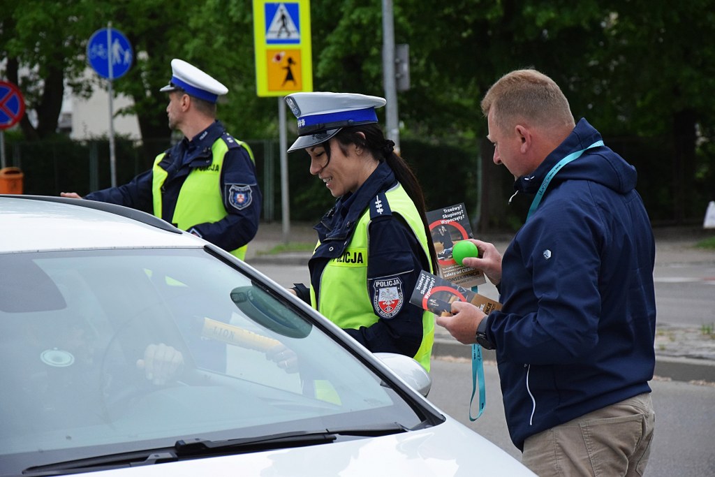policjanci podczas akcji profilaktycznej i badanie trzeźwości