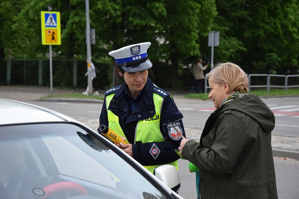 policjanci podczas akcji profilaktycznej i badanie trzeźwości