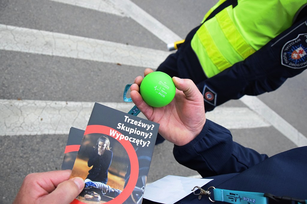policjanci podczas akcji profilaktycznej i badanie trzeźwości