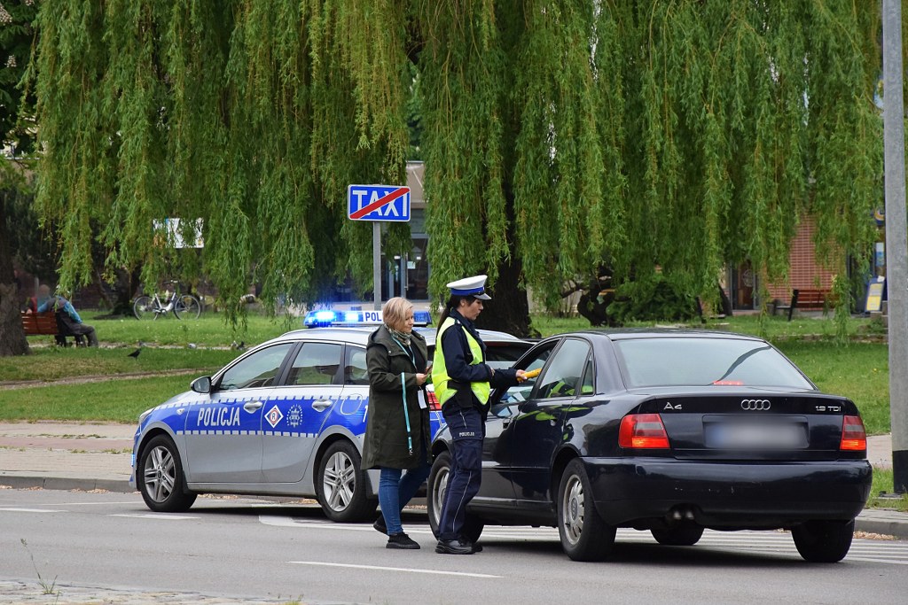 policjanci podczas akcji profilaktycznej i badanie trzeźwości