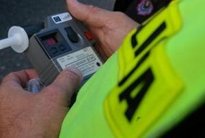 Alkosensor w rękach policjanta