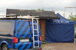 Miejsce zdarzenia. Samochód i budynek przy którym ustawiony został policyjny namiot