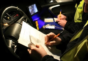 policjant siedzący w radiowozie