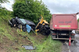 Miejsce zdarzenia drogowego w powiecie iławskim. Zniszczone samochody na miejscu zdarzenia