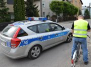 policjanci kontrolują rowerzystę