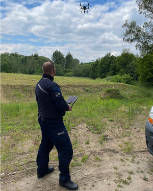 Pilot z dronem