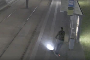 Zrzut ekranu z monitoringu, na którym widać moment zdarzenia z hulajnogą