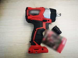 Odzyskany przez policjantów klucz udarowy