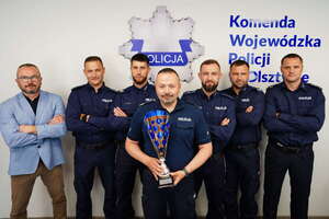 Komendant KWP z piłkarzami IPA podczas przekazania pucharu