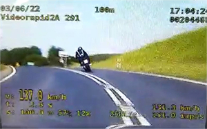 Motocyklista jadący z nadmierną prędkością