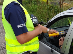 Policjant badający trzeźwość kierującego