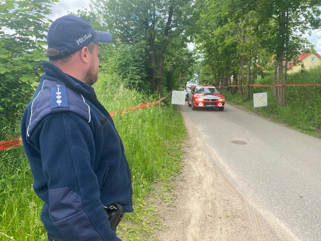 Policjanci podczas zabezpieczania 78 Rajdu Polski