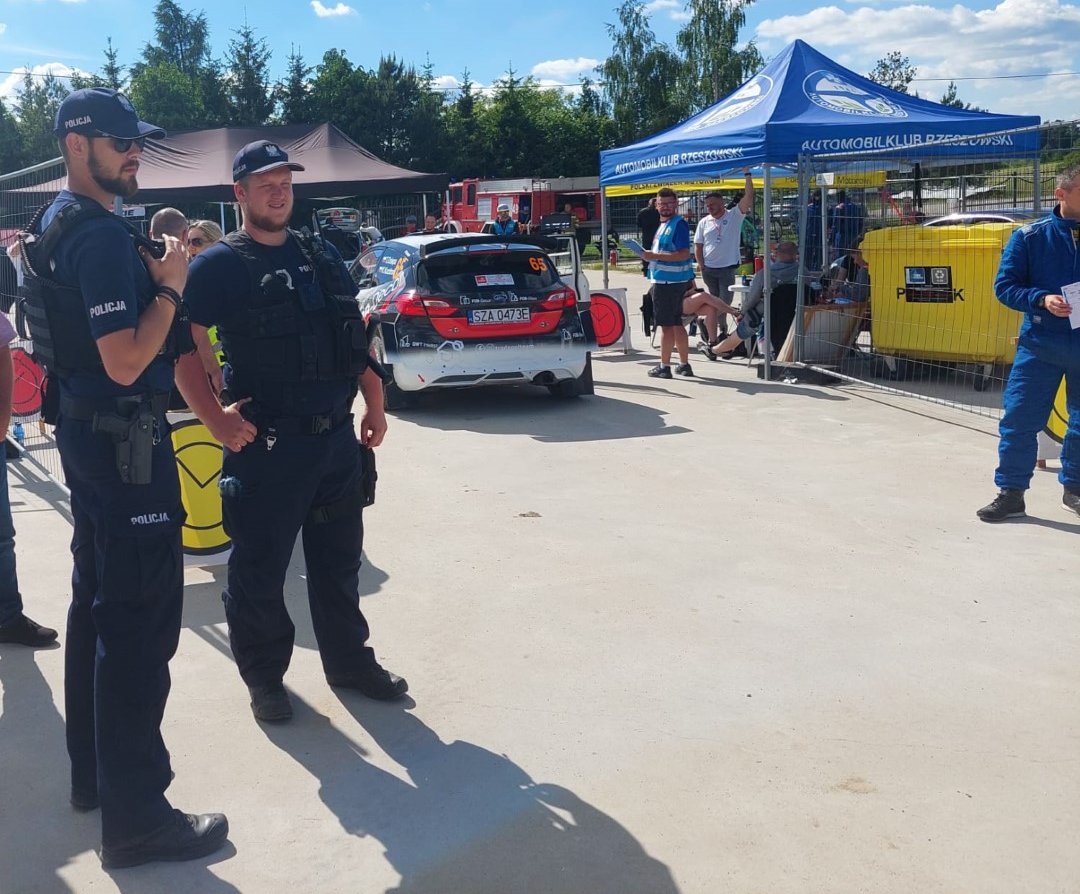 Policjanci podczas zabezpieczania 78 Rajdu Polski