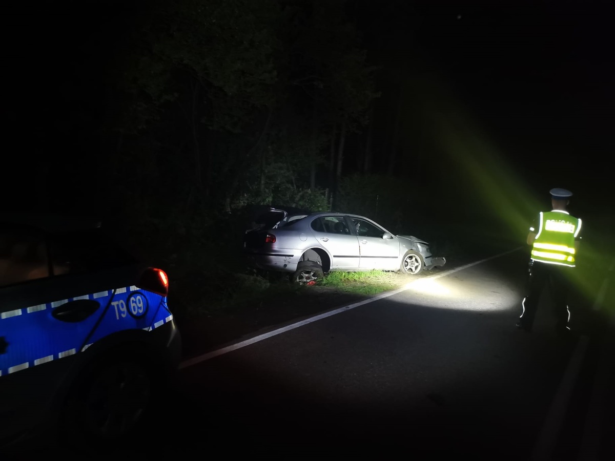 Uszkodzone w zdarzeniu auto stojące na poboczu