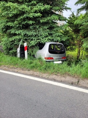 Uszkodzone w zdarzeniu auto stojące na poboczu