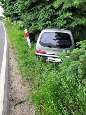 Uszkodzone w zdarzeniu auto stojące na poboczu