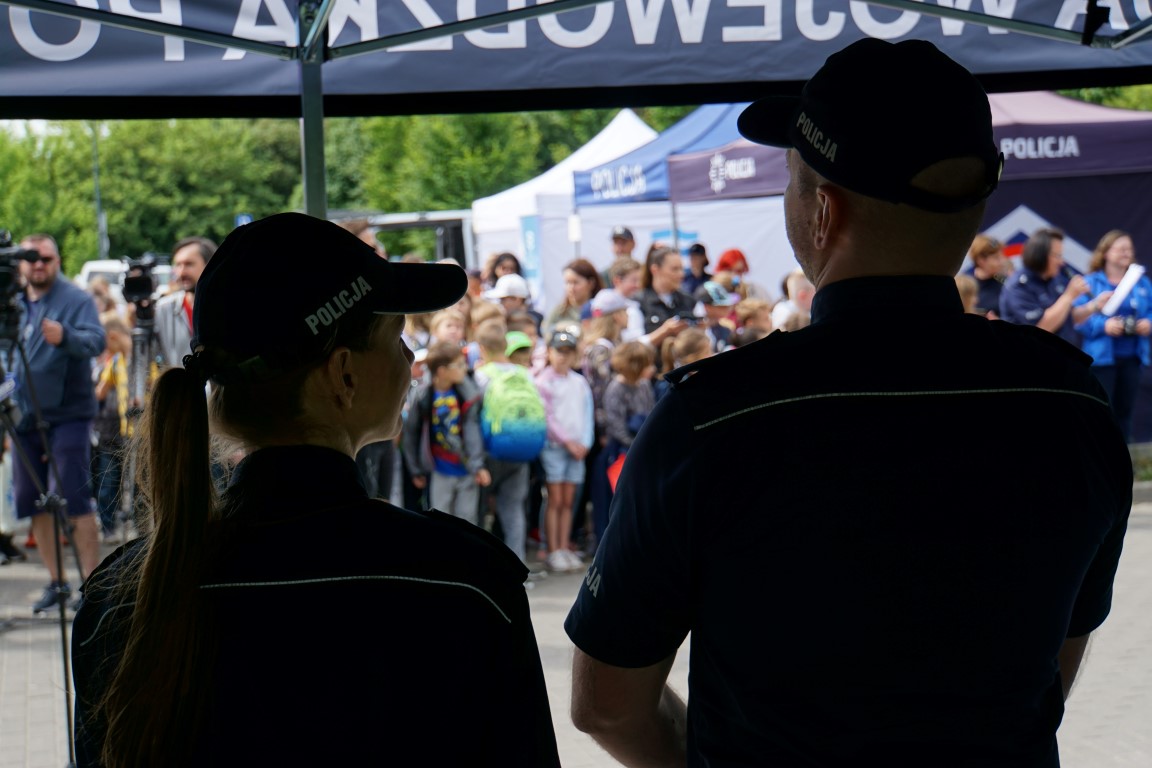 Dzieci stojące przed policjantami