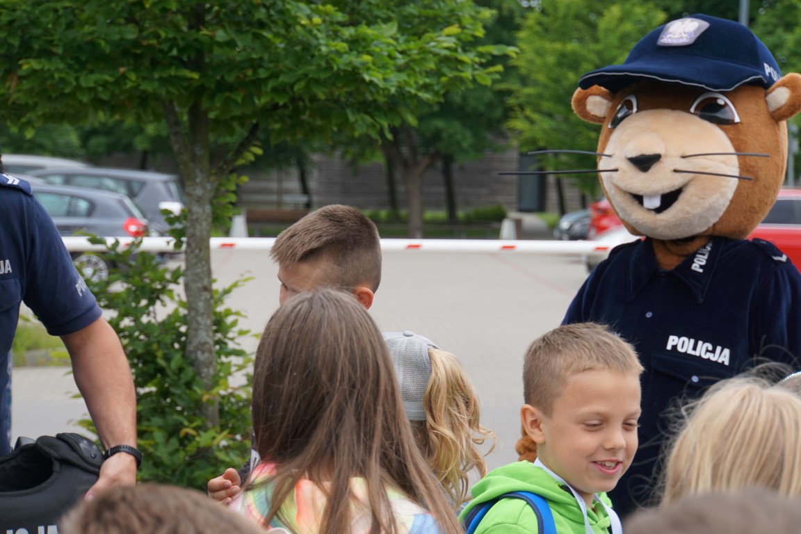 Sierżant Bóbr, czyli osoba ubrana w policyjną maskotkę, w towarzystwie dzieci