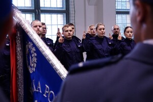 Ślubujący policjanci